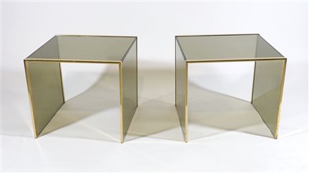 Coppia di tavolini bassi in ottone con ripiano in vetro fumè. cm. 43x49x48.