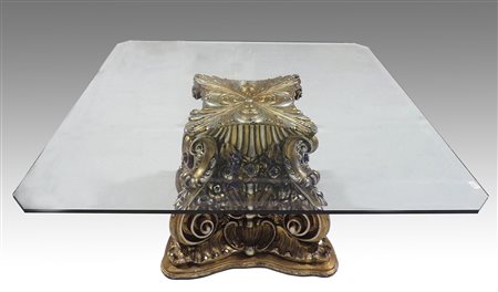 Grande tavolo da centro con piano in cristallo su base in legno dorato a...