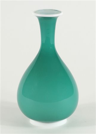Tomaso Buzzi: vaso in vetro verde con base e collo in vetro lattimo. H. cm. 21.