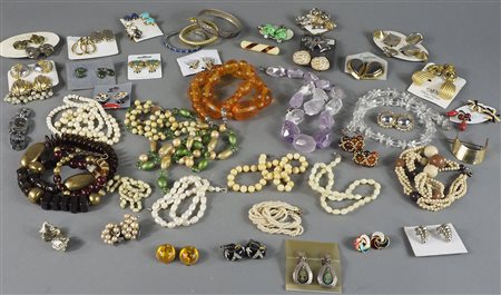 Lotto di bigiotteria varia.