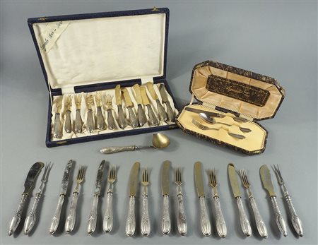Set di posate con manici in argento, entro astucci originali.