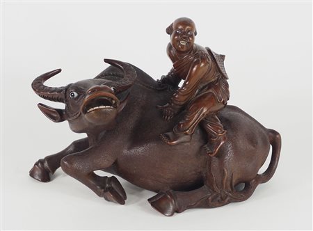 Scultura in legno scolpito raffigurante bue. Lung. cm. 32.