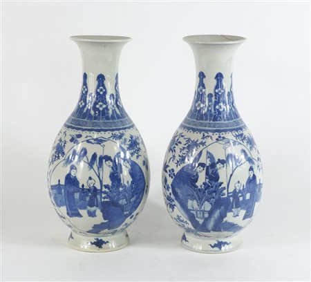 Coppia di vasi orientali. H. cm. 35. (restauri).