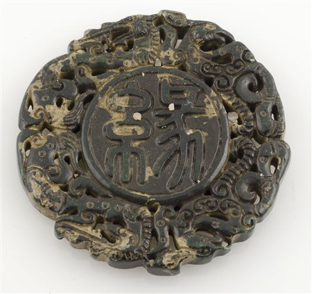 Medaglione in giada con testa di bue. Diam. cm. 7.