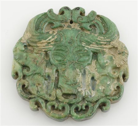 Medaglione in giada con dragone. Diam. cm. 8.