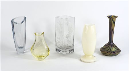 Lotto di 5 oggetti vari tra cui una lampada da comodino.