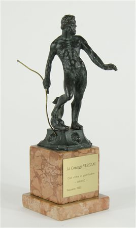 Scultura in bronzo a patina scura raffigurante personaggio, base in marmo. H....