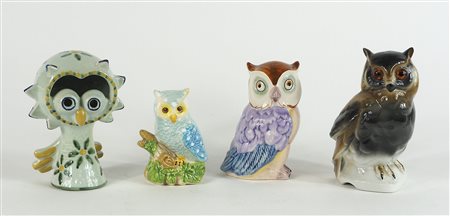 Lotto di 4 gufi in ceramica policroma. H. max cm. 16.