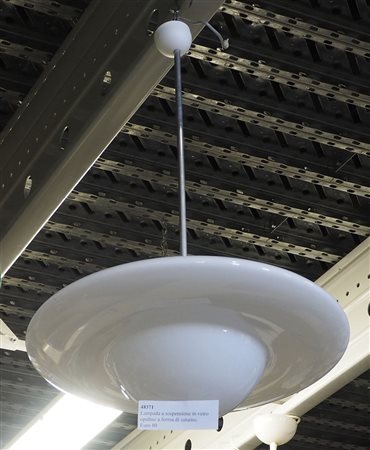 Lampada a sospensione in vetro opalino a forma di saturno.