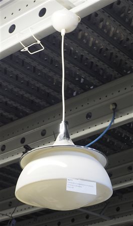 Lampada a sospensione in metall ocromato e plastica.