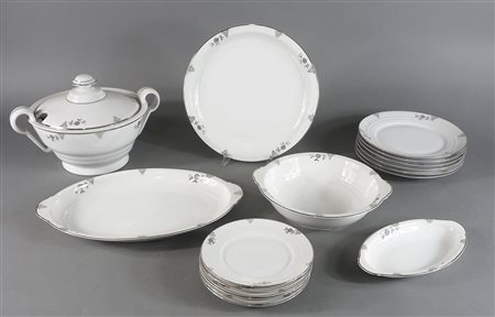 Heinrich: servizio di piatti in porcellana con decori argentati composto da...