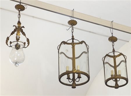 Lotto di 3 lampade a sospensione in metallo dorato e vetro. Misure diverse.