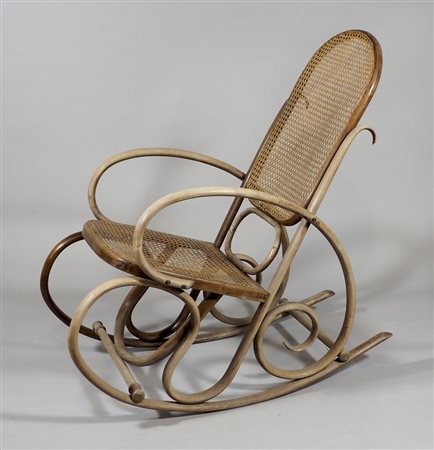 Sedia a dondolo con seduta e schienale impagliati. (difetto).