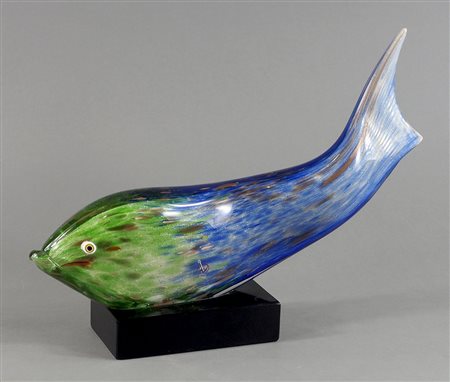 Scultura in vetro policromo raffigurante pesce, su base in vetro nero. Lung....