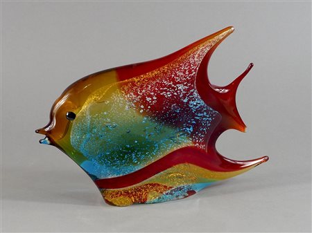 Scultura in vetro policromo raffigurante pesce. Firma incisa sotto la base....