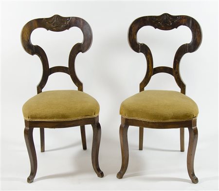 Lotto di 4 sedie con schienale scolpito. XIX secolo.