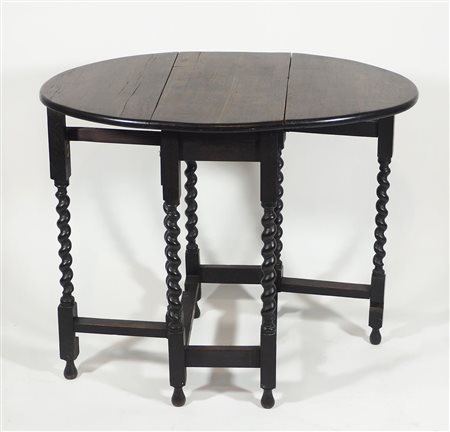 Piccolo tavolino in legno a bandelle.