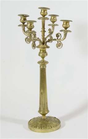 Candeliere in ottone a 5 fiamme.