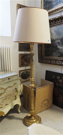 Lampada a stelo in legno dorato con paralume.