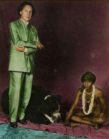 Luigi Ontani Or'sò fotografia a colori, pezzo unico cm. 37x30 Firma sul retro...