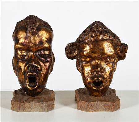 MANIFATTURA ITALIANA Due maschere in terracotta con supporto in legno. . -. ....