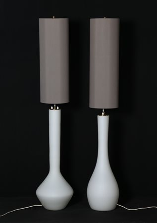 MANIFATTURA ITALIANA Due lampade da terra, in vetro opalino, ottone e tessuto...