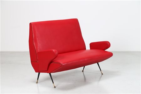 MANIFATTURA ITALIANA Divano rosso, anni 60. -. Cm 129,00 x 89,00 x 70,00....