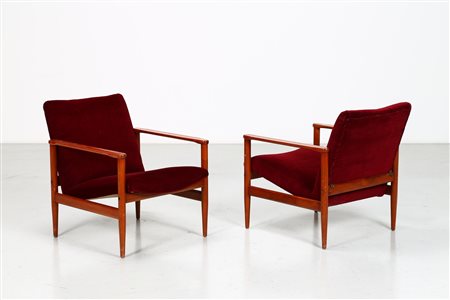 MANIFATTURA DANESE Coppia di poltrone in legno dettagli in ottone e tessuto,...