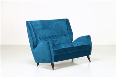 ISA BERGAMO Divano in legno e tessuto, anni 50 . -. Cm 135,00 x 98,00 x 90,00.