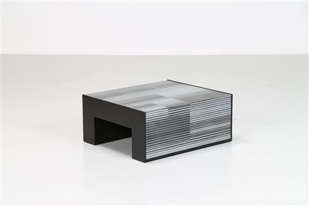 MANIFATTURA ITALIANA Tavolino in legno lastronato in alluminio, anni 60. -....