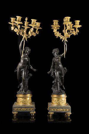 Coppia di candelabri in bronzo brunito e dorato, parte superiore a cinque...