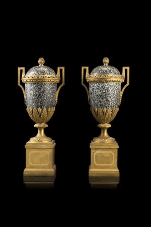 Coppia di vasi di forma classica con corpo in granito, anse, prese e ghiere...