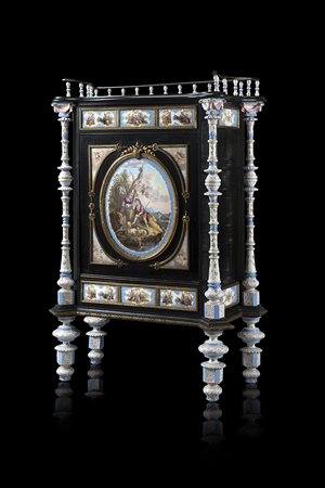 Stipo in legno lastronato ed ebanizzato, piano a ringhiera con colonnine in...