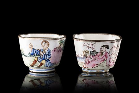 Due coppette in metallo smaltato, una decorata con saggio e servitori,...