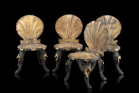 Gruppo di quattro sedie in legno intagliato, laccato e dorato con schienale,...
