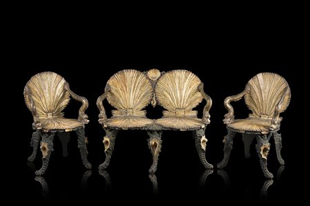 Fornitura da salotto in legno intagliato, laccato e dorato, composto da un...