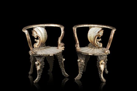 Fratelli Testolini (attr.) Coppia poltrone a pozzetto in legno intagliato,...