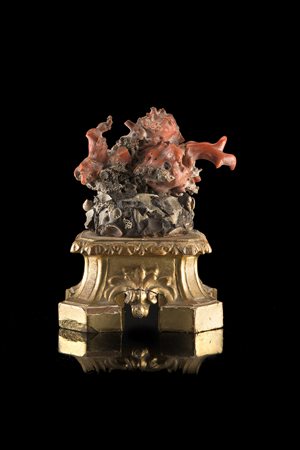 Ramo di corallo decorato da applicazioni di piccole conchiglie poggiante su...