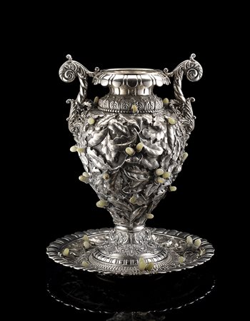 Grande vaso biansato con vassoio in agento cesellato a foglie a rilievo e...