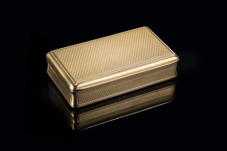 Tabacchiera in oro di forma rettangolare con corpo cesellato a motivi...