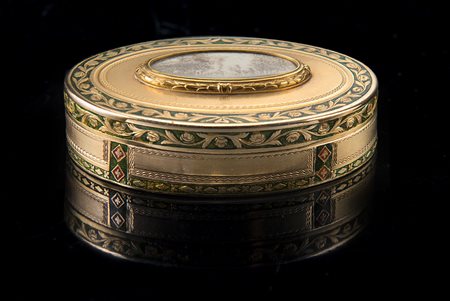 Tabacchiera ovale in oro giallo e rosa, cesellata nei bordi a rose su smalto...