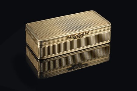 Tabacchiera rettangolare in oro giallo inciso a scanalature sul corpo e...