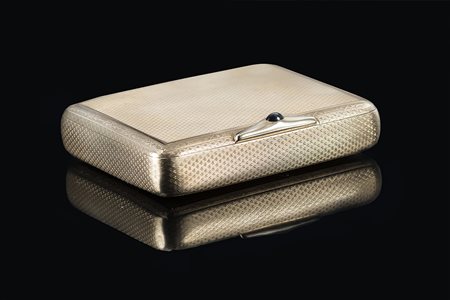 Tabacchiera in oro "585" con bordo cesellato a volute fogliate e chiusura...