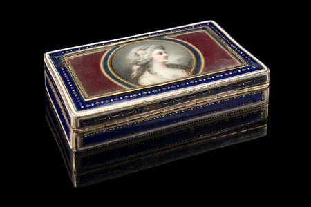 Tabacchiera in oro con fascia e coperchio smaltati in blu, bianco e oro a...