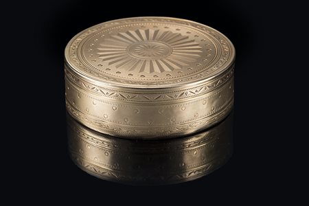 Tabacchiera tonda in oro cesellato a motivi stilizzati e volute fogliate nei...