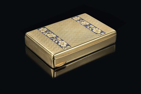 Tabacchiera rettangolare in oro "750" con corpo inciso a motivi vegetali e...