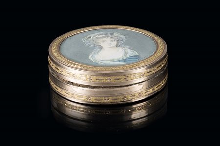 Tabacchiera in tartaruga rivestita in oro giallo e rosa cesellato a motivi...