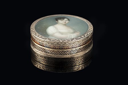 Tabacchiera in tartaruga intarsiata in oro giallo e rosa a motivi stilizzati...