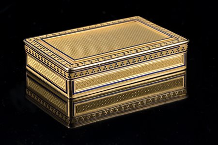 Tabacchiera di forma rettangolare in oro cesellato a motivi geometrici,...