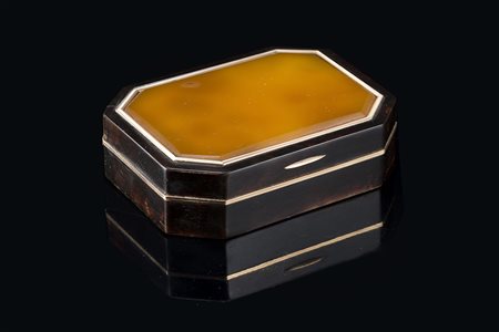 Tabacchiera di forma ottagonale in oro rosa lastronato in tartaruga,...